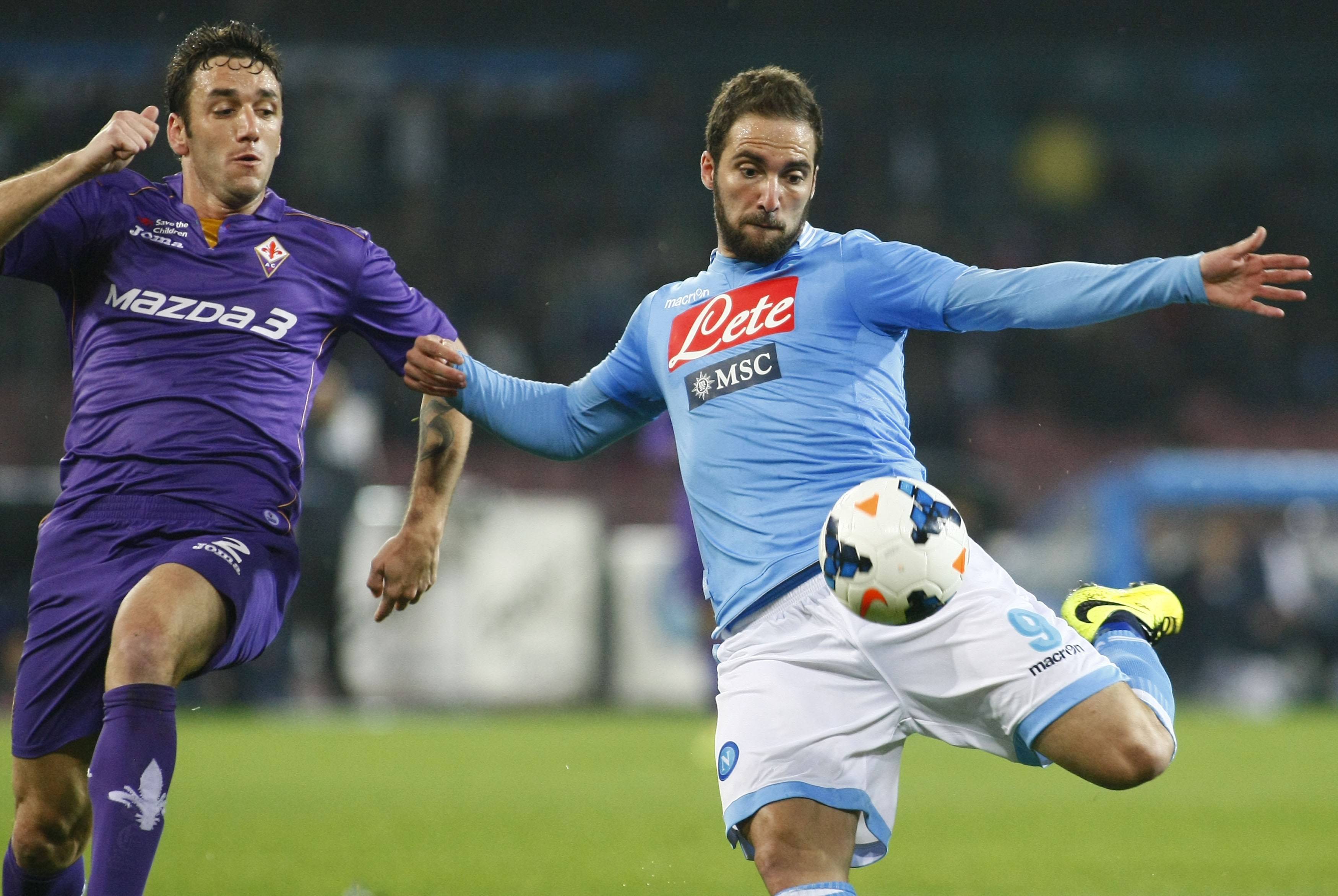 包含那不勒斯上演对决尤文图斯，争取争冠机会的词条