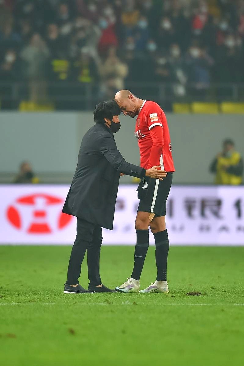 爱游戏体育网站-比赛中场休息时球队指导和队员交流密切