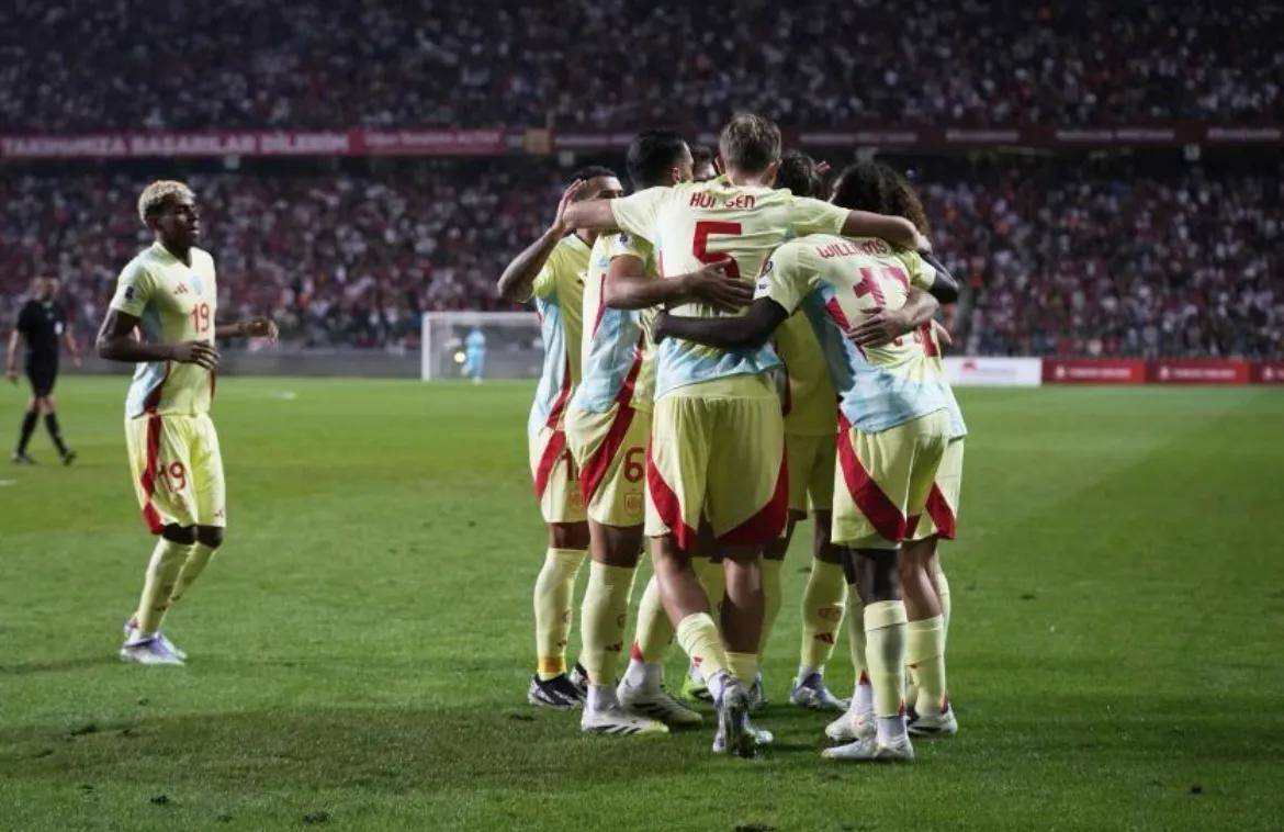 比赛中场休息时球队指导和队员交流密切