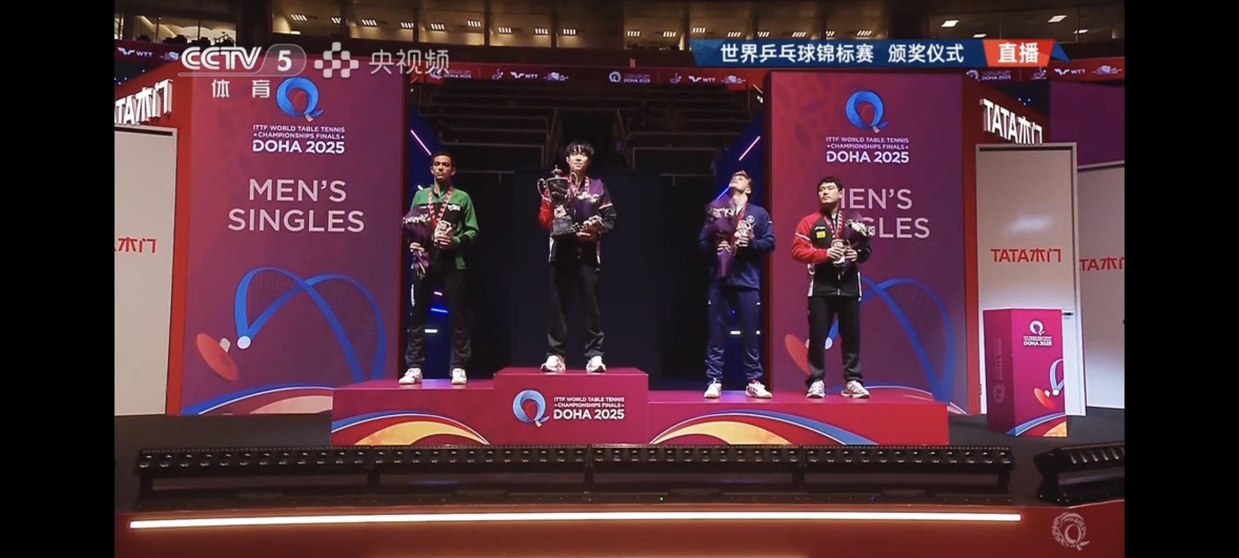 包含柏林奥运会颁奖典礼隆重举行，选手欢声笑语共庆功绩的词条