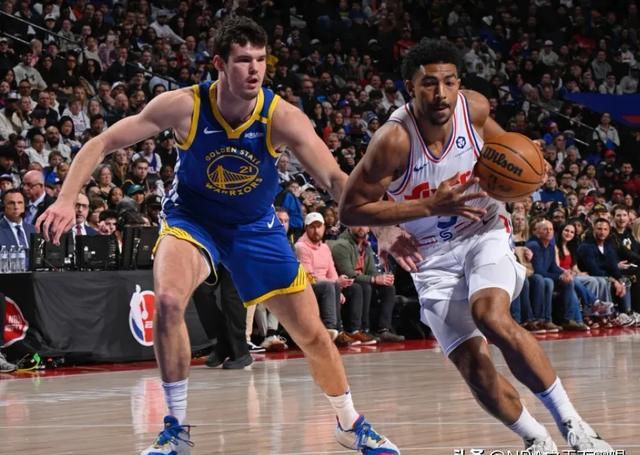 勇士主场失利，库里单节11分狂追