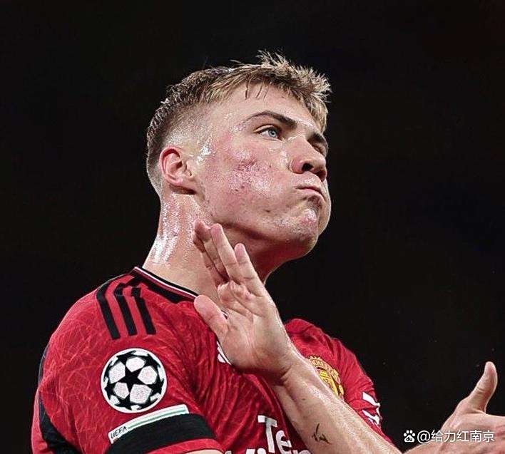 曼联锋霸卢卡库：我在这里很开心，会继续为球队拼搏