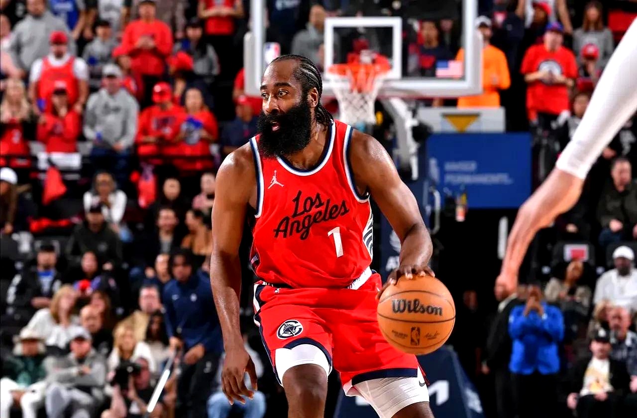 雄鹿惨败快船继续不败