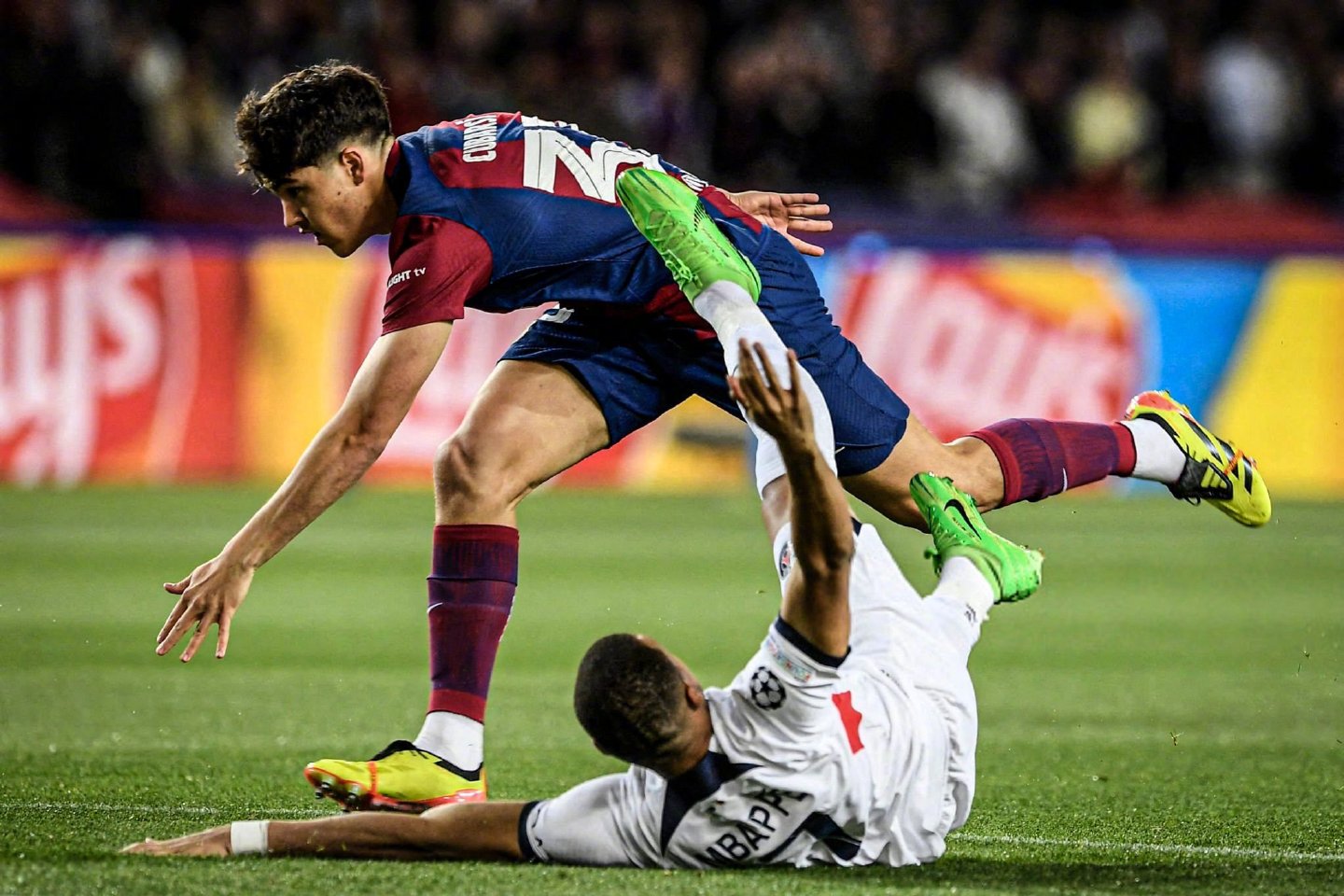 爱游戏体育直播-球场上演激烈对抗，胜负难分