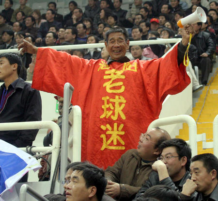 爱游戏官方入口-步行者队来势汹汹，球迷热情助威